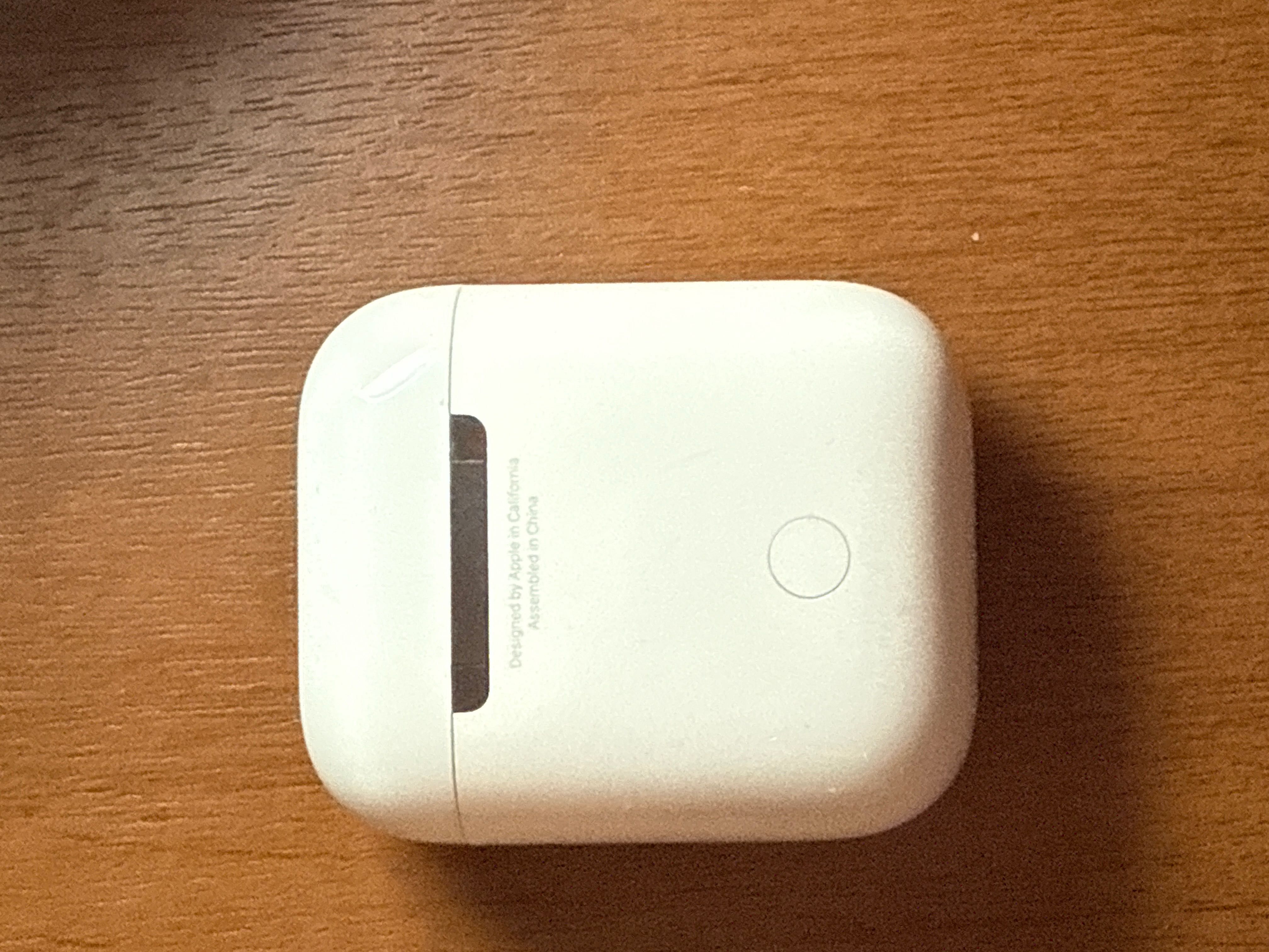 Оригінальний кейс від AirPods 2