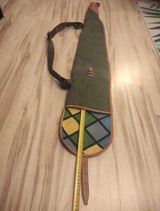 Parciany pokrowiec na wiatrówkę z  wyściółką i paskiem.