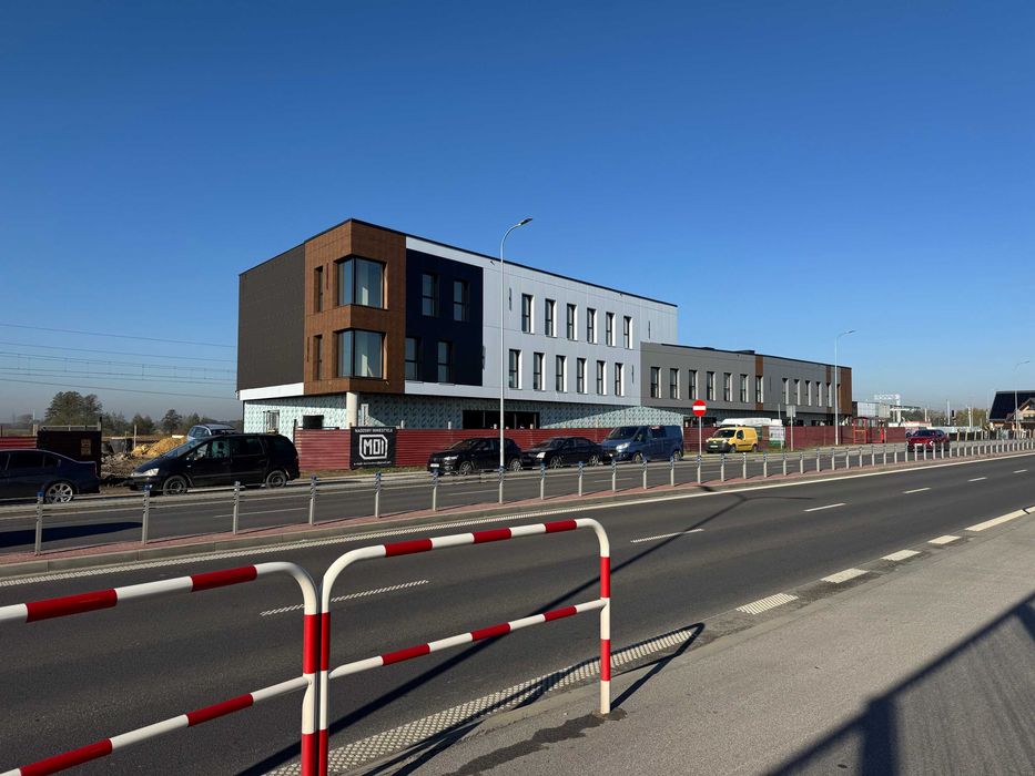 lokal w nowym, prestiżowym budynku przy głównej ulicy, z parkingiem