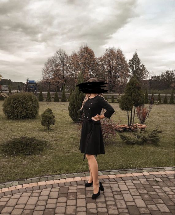 Чорна сукня на пояс