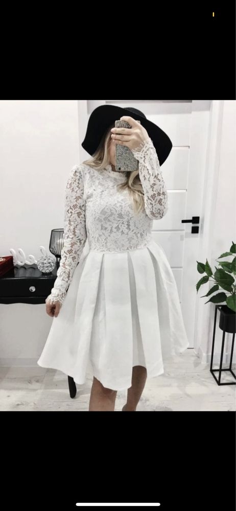 Biała sukienka koronkowa rozkloszowana