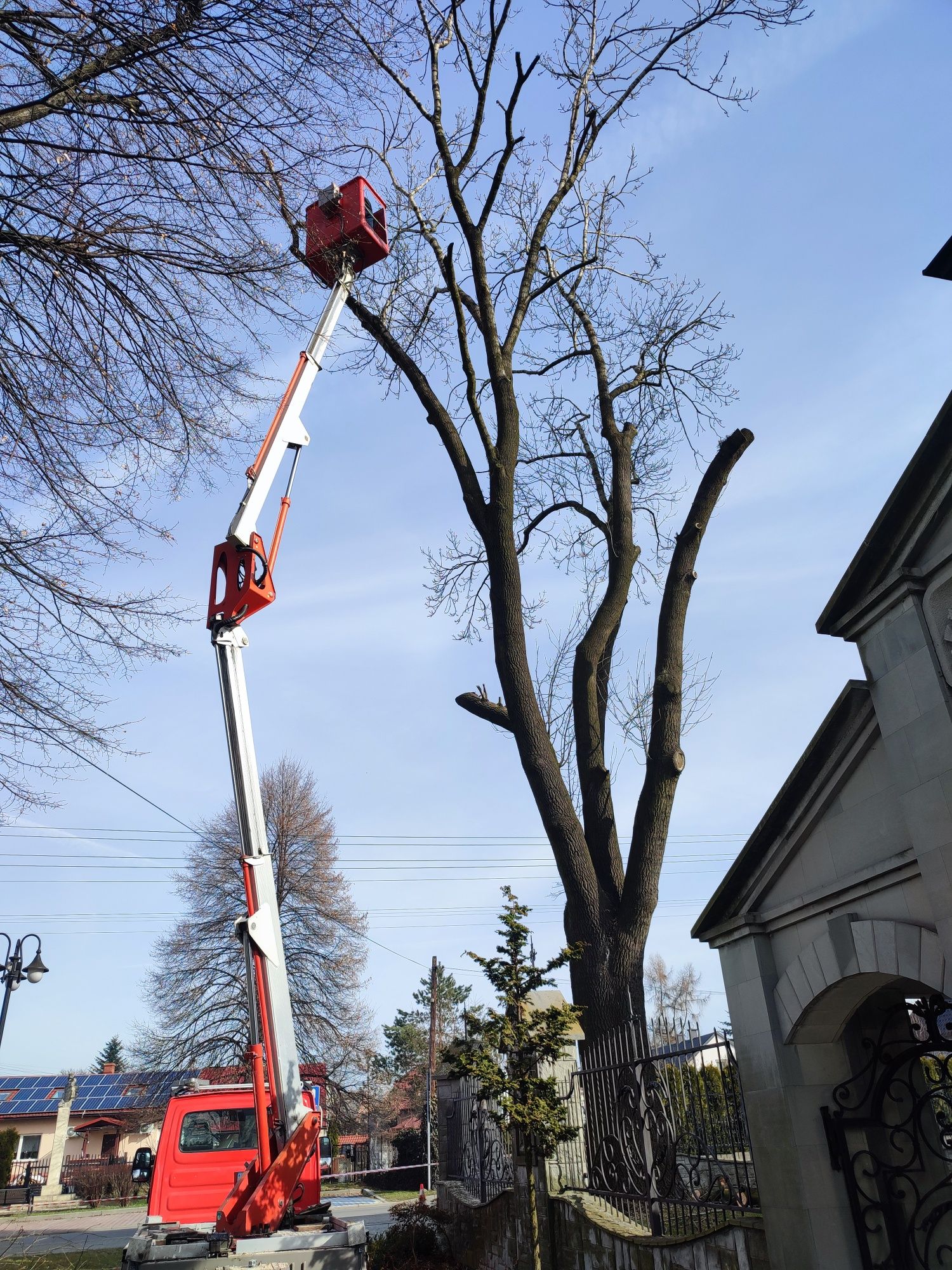 Usługi podnośnikiem koszowym wynajem zwyżka mycie wycinka 17m 100zl