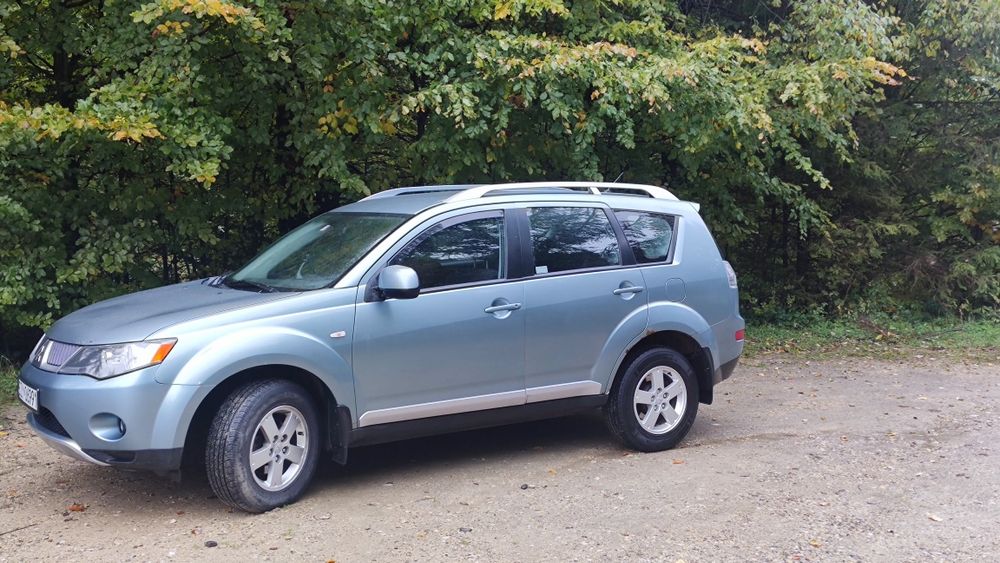 Mitsubishi Outlander 2 w dobrym stanie.