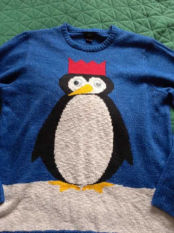 Niebieski sweter świąteczny z pingwinem