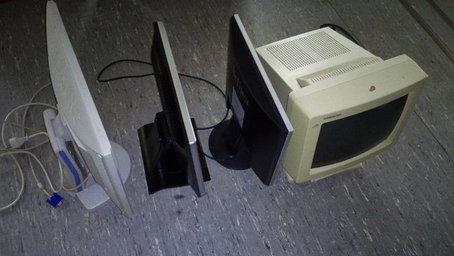 3 monitores LCD e 1 CRT, "sucata informática"