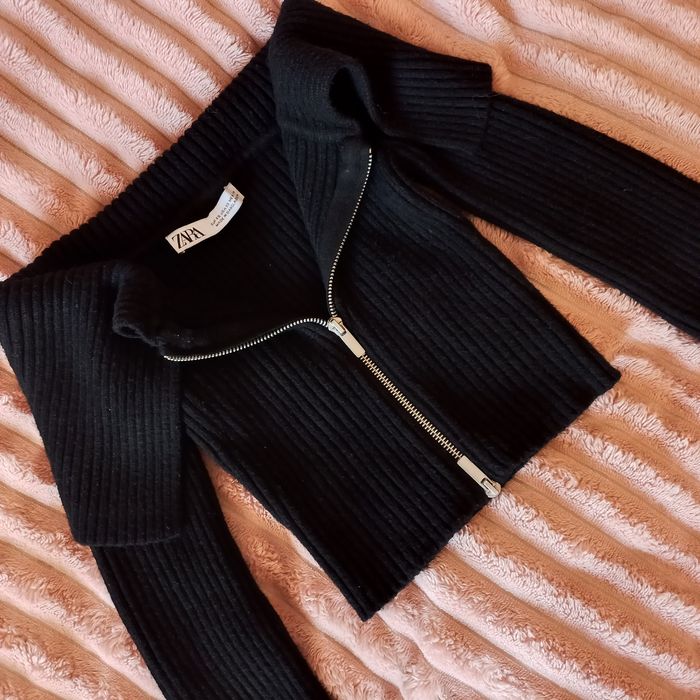 Кофтинка ZARA з відкритими плечима на подвійній блискавці