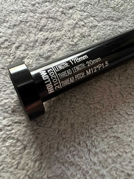 Oś do koła tylnego do ramy 12*178 mm + nakętka