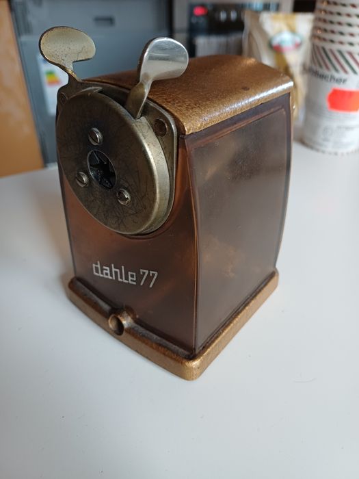 Stara metalowa temperowka DAHLE 77 na korbke