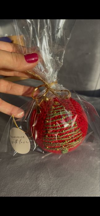 Czerwona bombka ręcznie robiona na szydełku - złote koraliki
