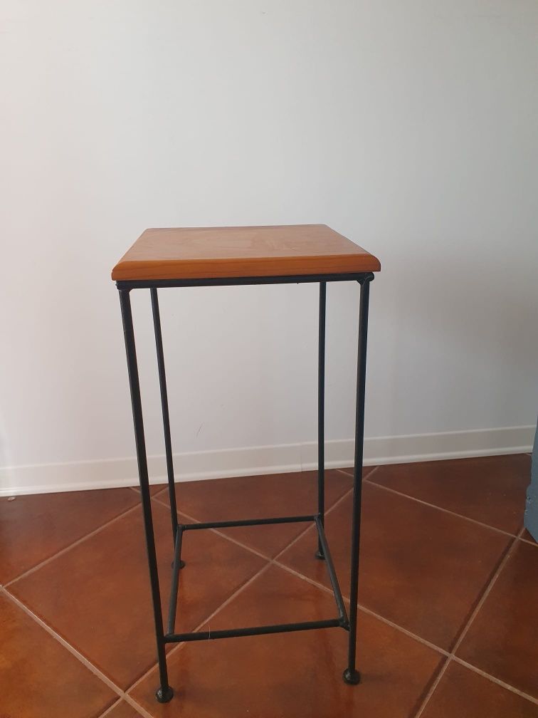 mesa de apoio ou coluna