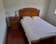 Cama casal, colchão e mesa cabeceira