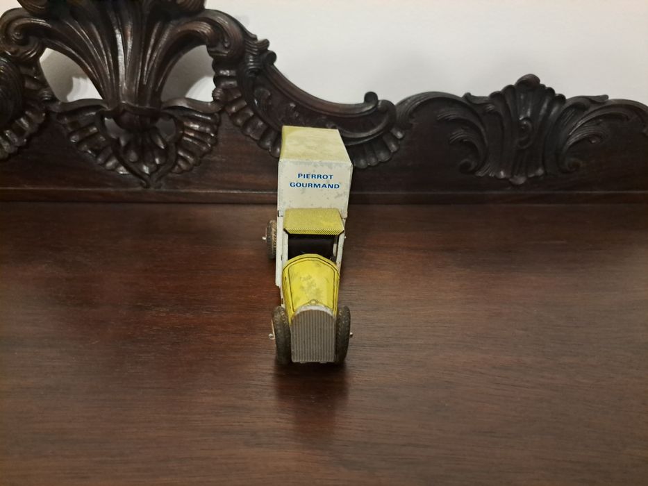 Brinquedo carro antigo