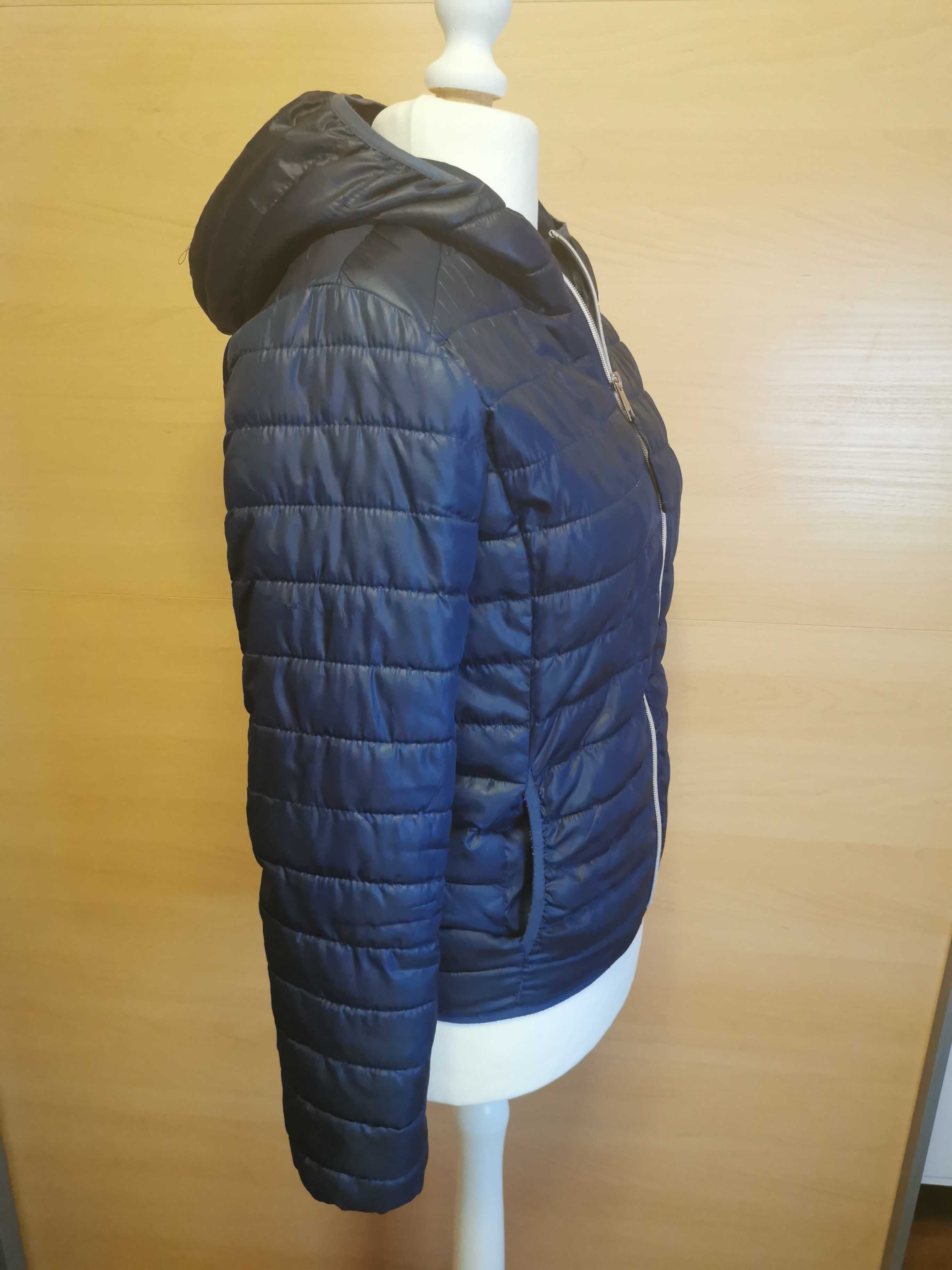 Granatowa pikowana kurtka z kapturem przejsciówka
