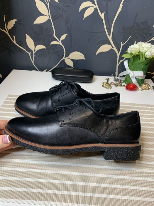 Clarks , дуже  класні туфлі, нат шкіра , р 38