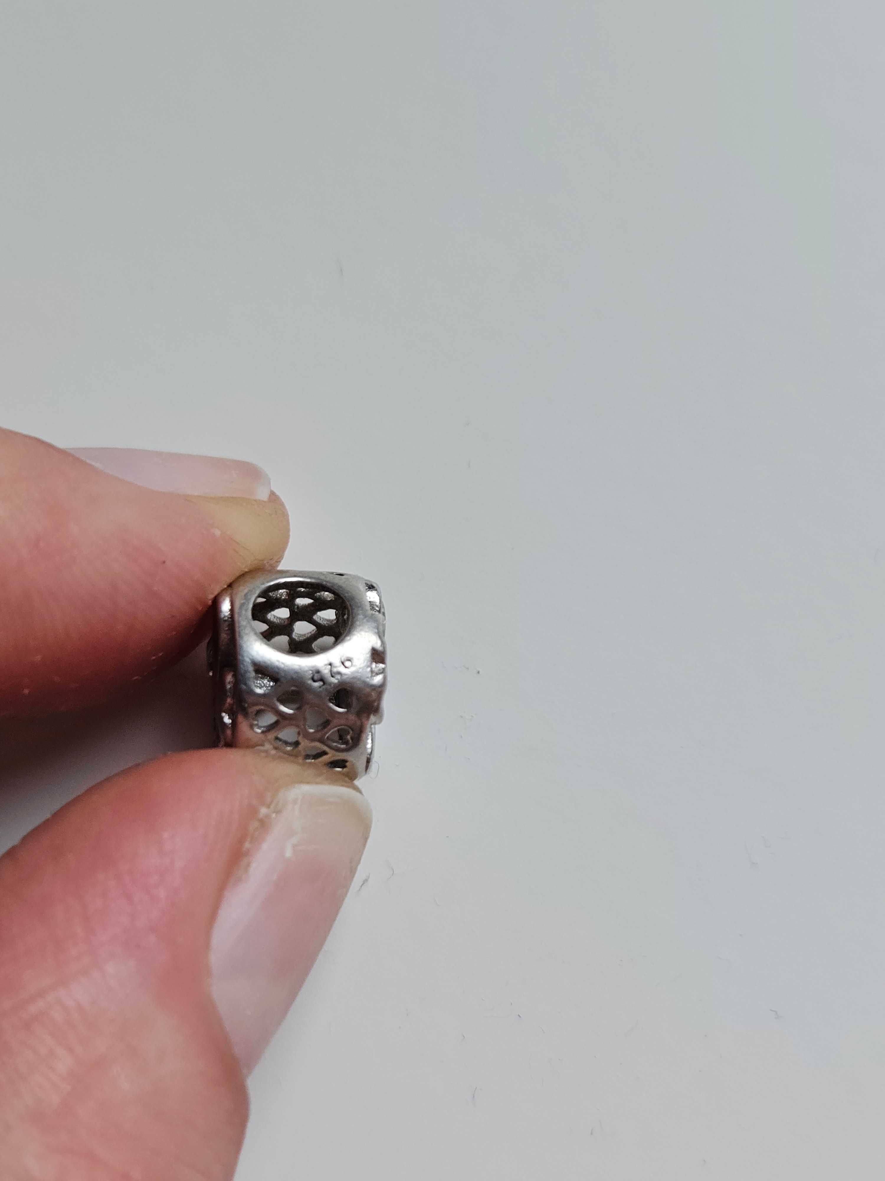 Srebrny charms z brązowym sercem