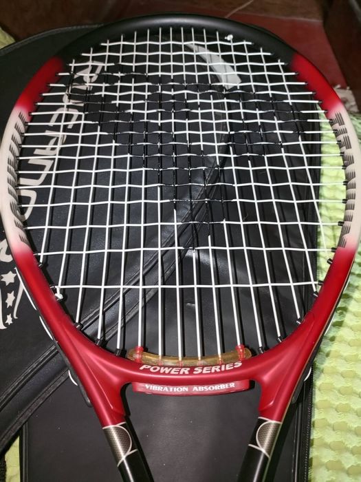 Ракетка для тенісу.