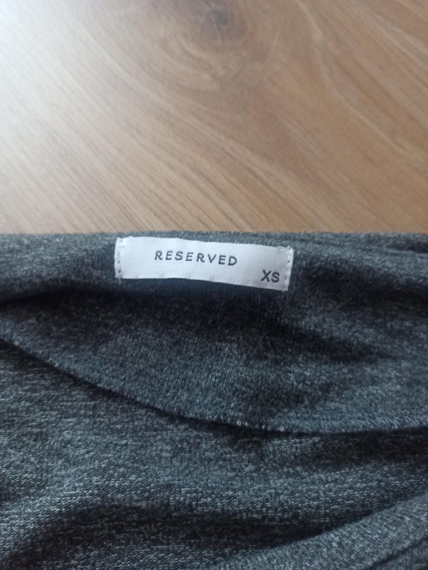 Szary sweterek z ozdobnymi perełkami Reserved XS