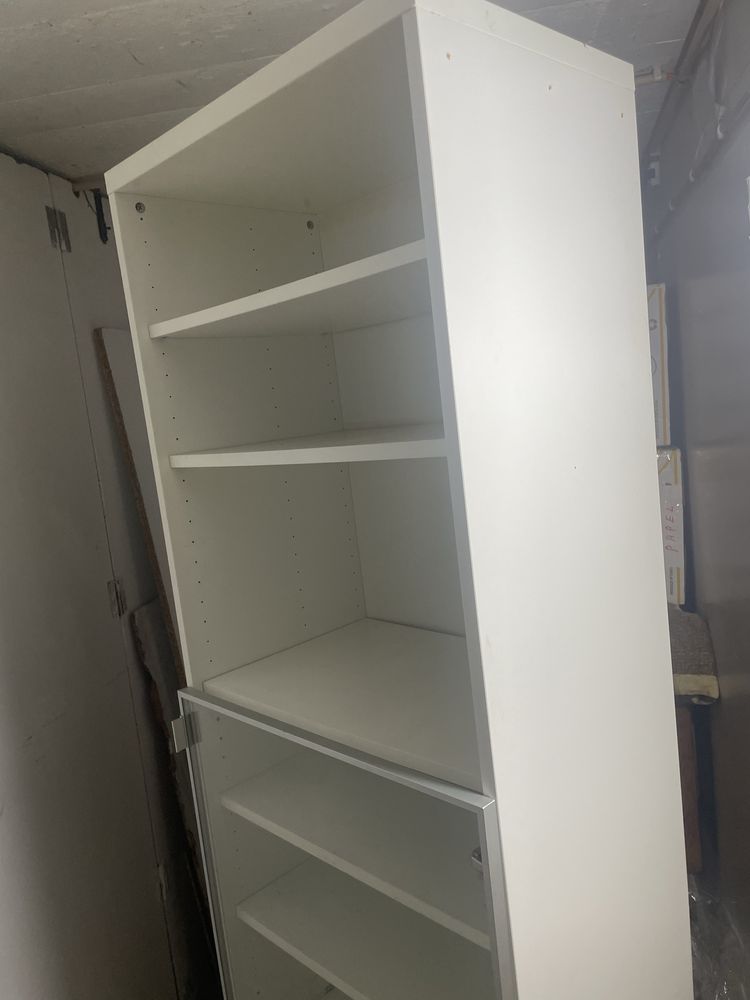 Movel em branco para arrumacao com uma porta de vidro e 2 gavetas