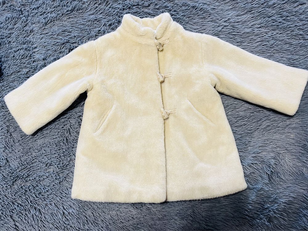 Теплое пальто для девочки CHICCO.