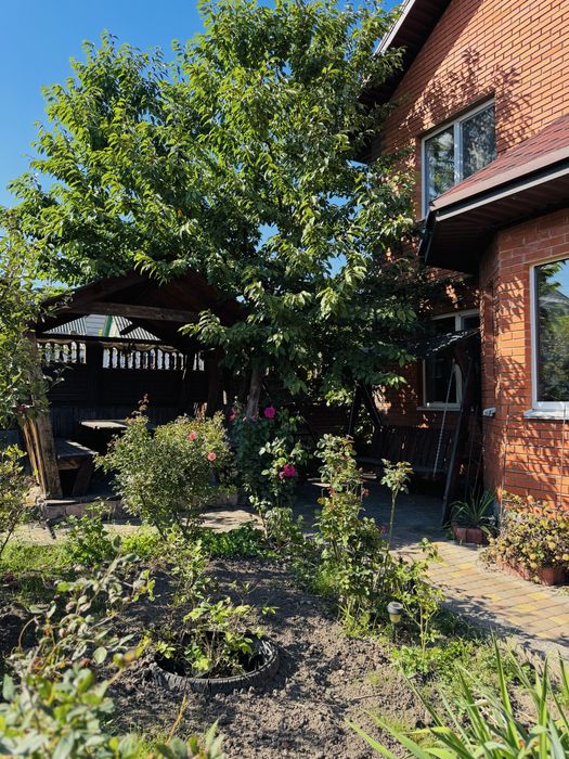 Продам будинок з гаражем