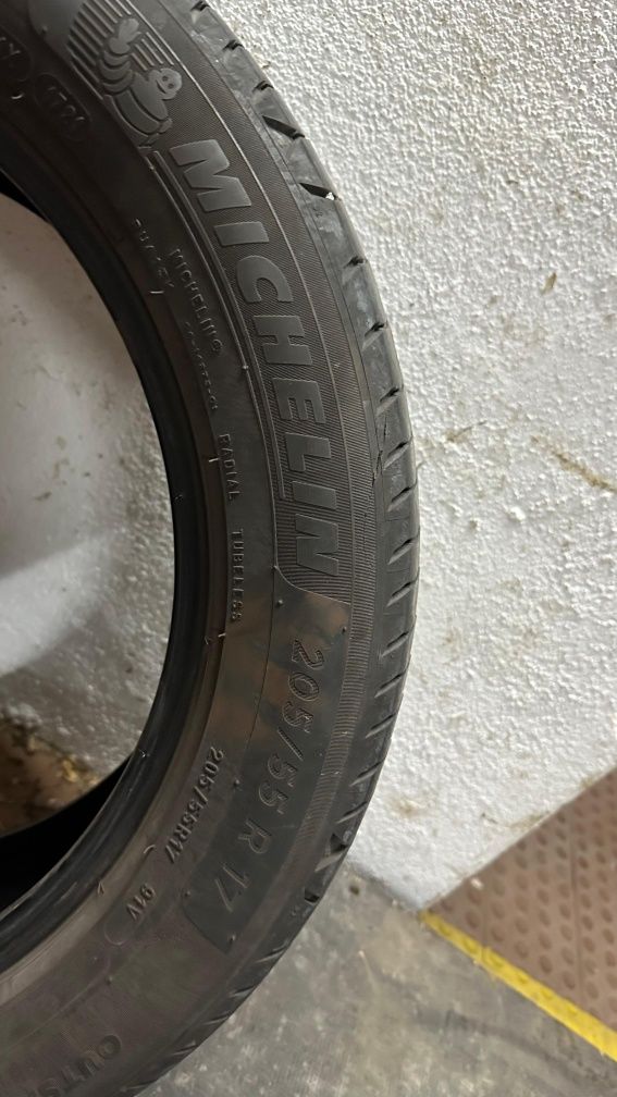 2 pneus  Michelin e Tigar  muito pouco uso