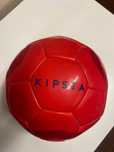 Bola de futebol Kipsta vermelha, em ótimo estado, usada uma vez