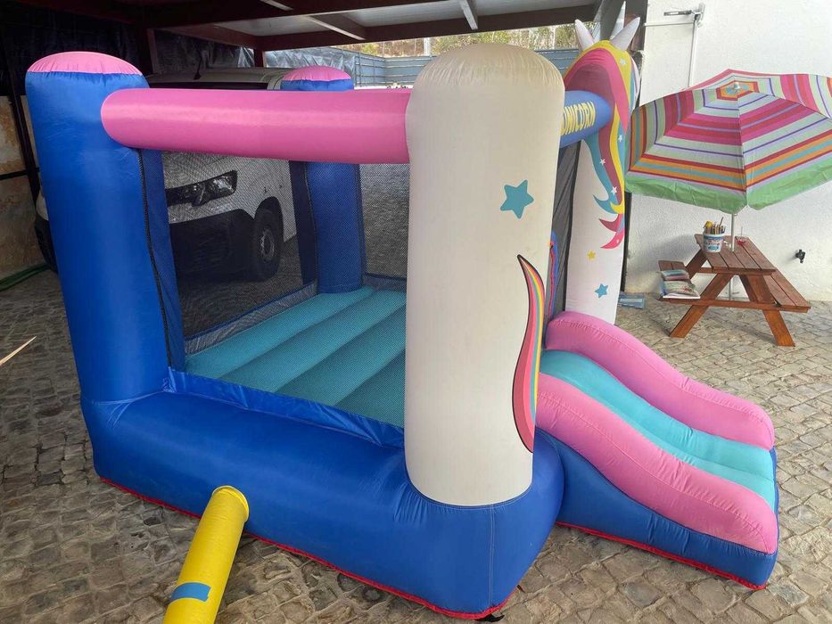 Castelo insuflável com trampolim e escorrega + insuflador elétrico