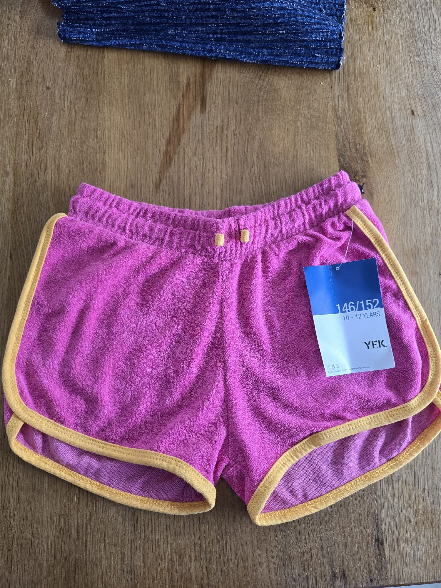 Nowe spodenki r 146