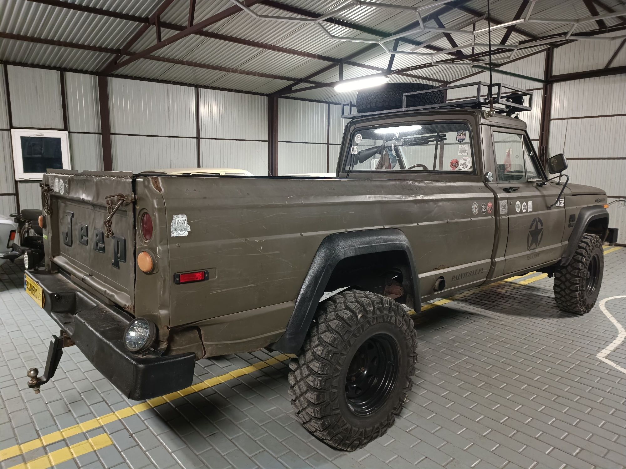 Jeep J4000 Gladiator 5.9 4x4 Pickup