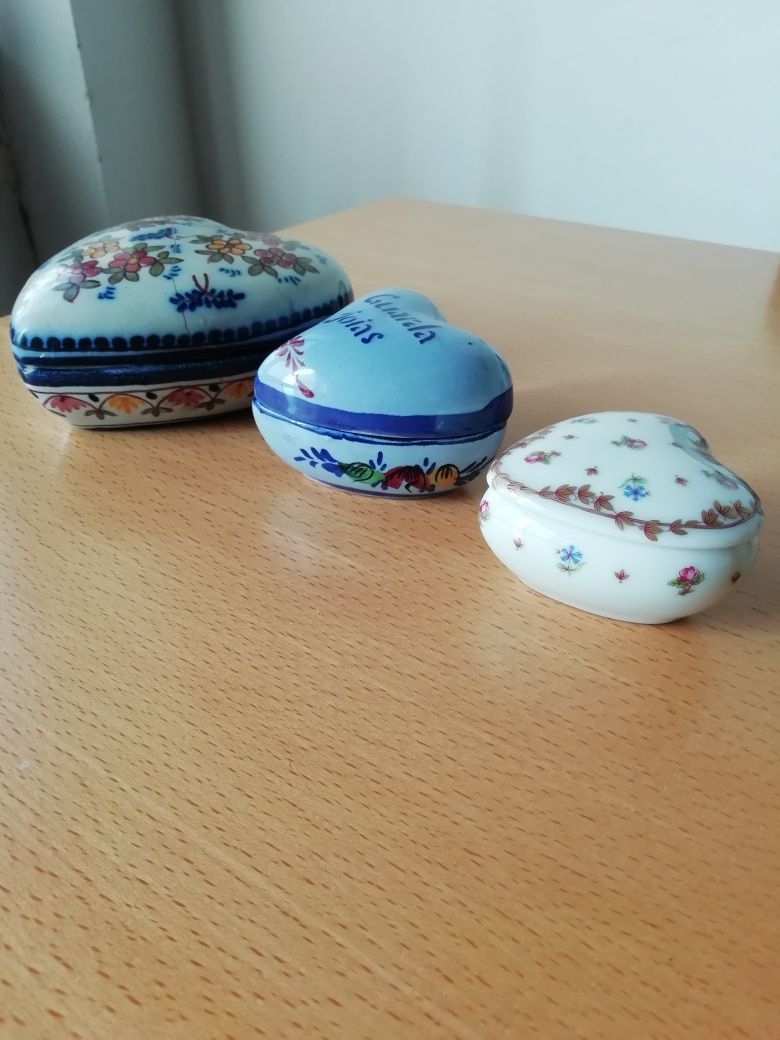 Conjunto de guarda jóias em porcelana.