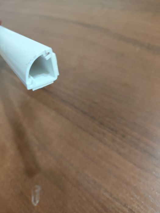 Угловой кабель короб самоклеющийся