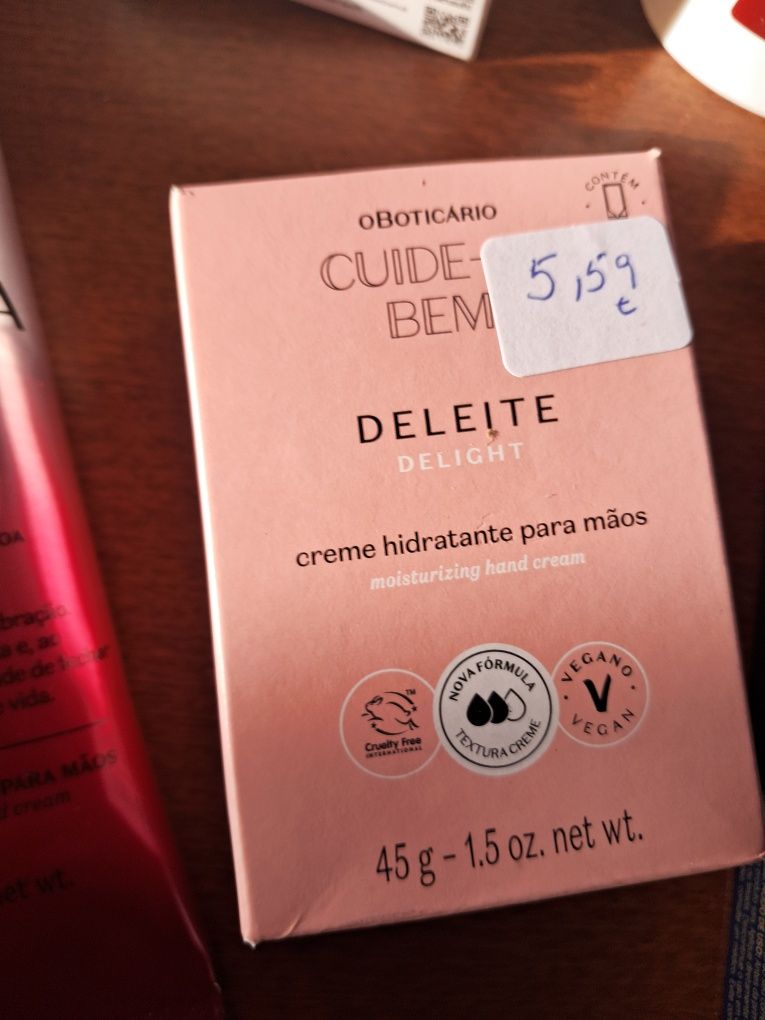 Perfumes  ,e creme de mãos.