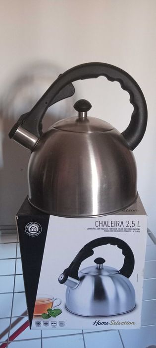 Chaleira Nova, Aço Inox - 2,5 litros. Aviso Sonoro.