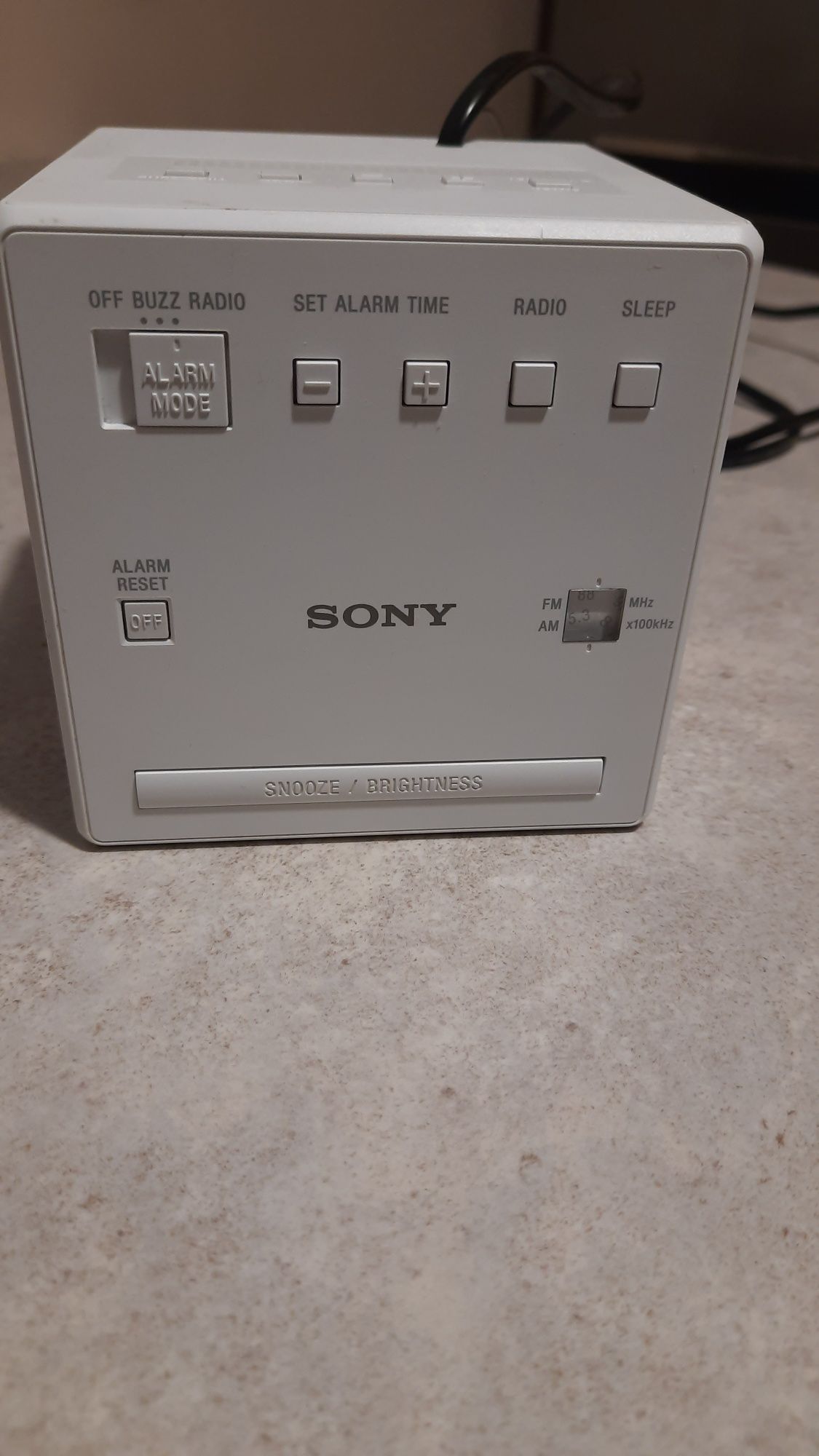 Radiobudzik Sony biały