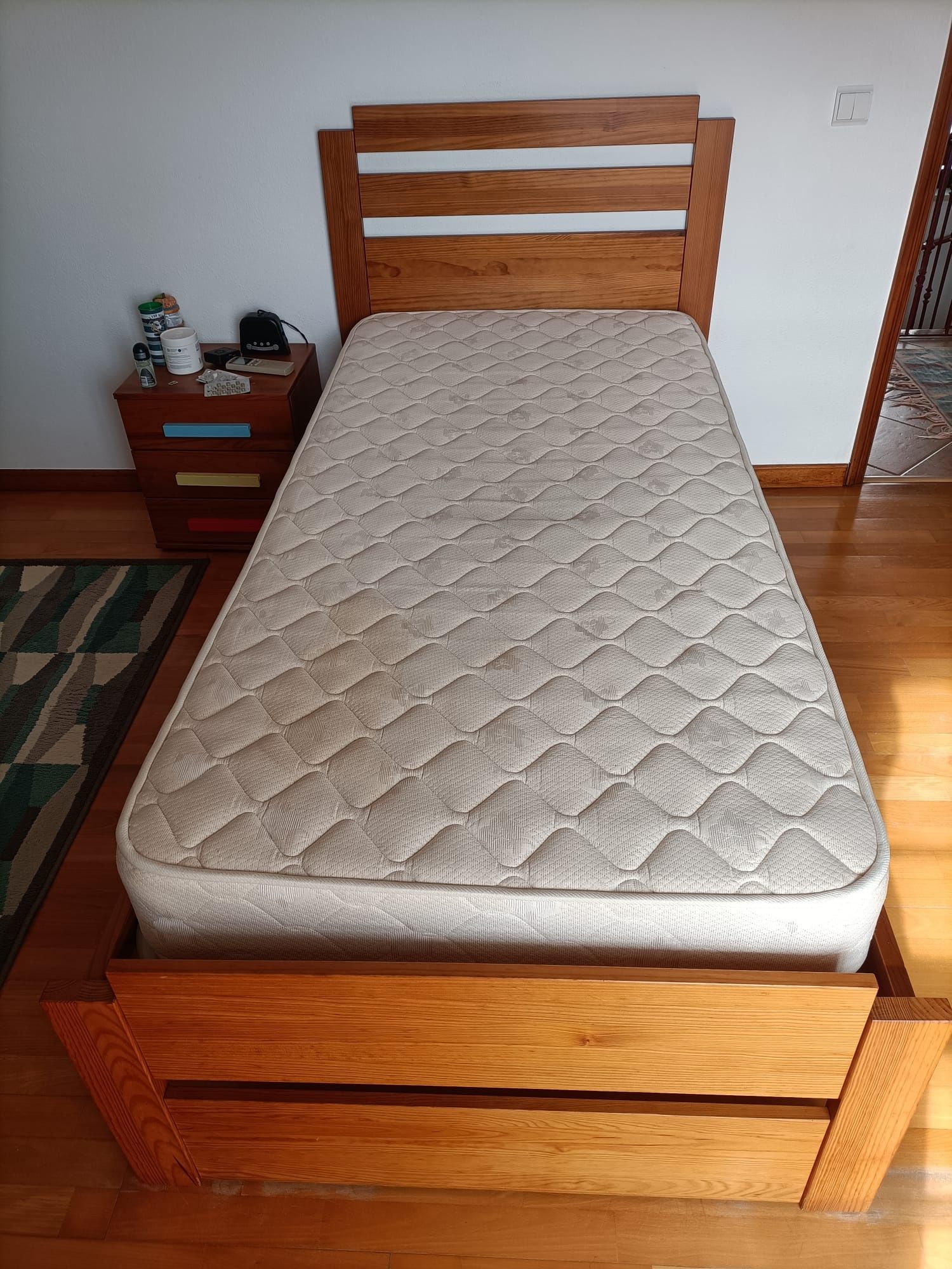 Cama individual com colchão