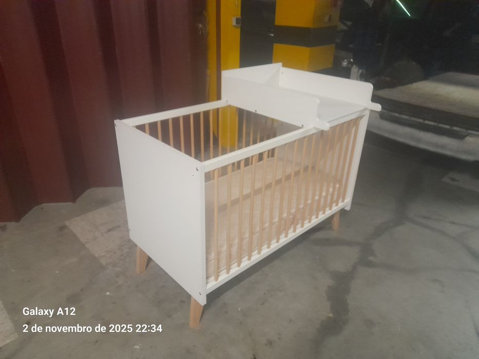Berço com colchão+muda fraldas