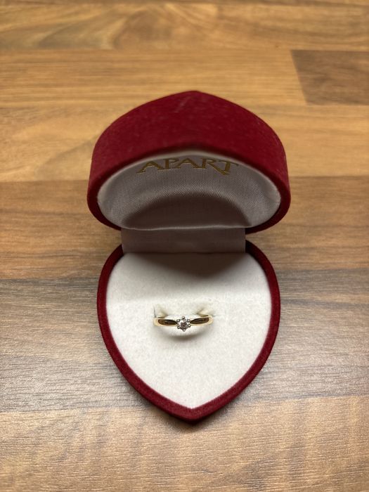 Pierścionek zareczynowy APART z brylantem