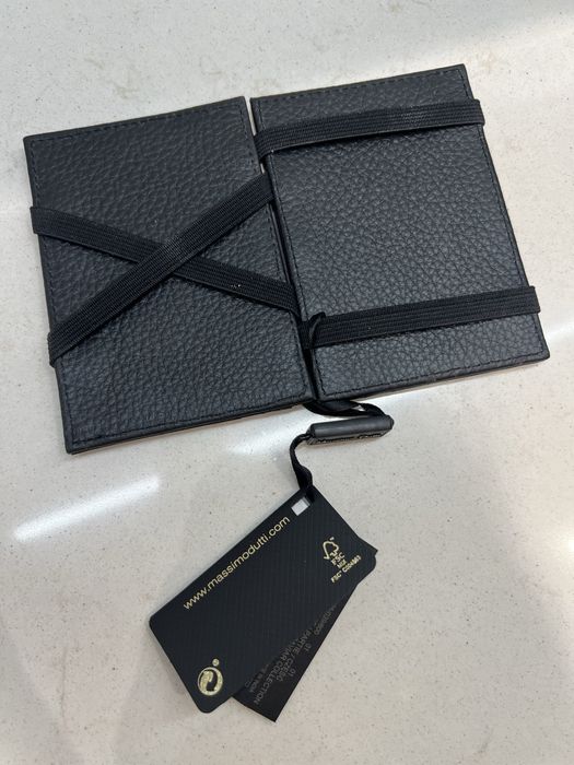 „Magiczny” portfel ze skóry Massimo Dutti