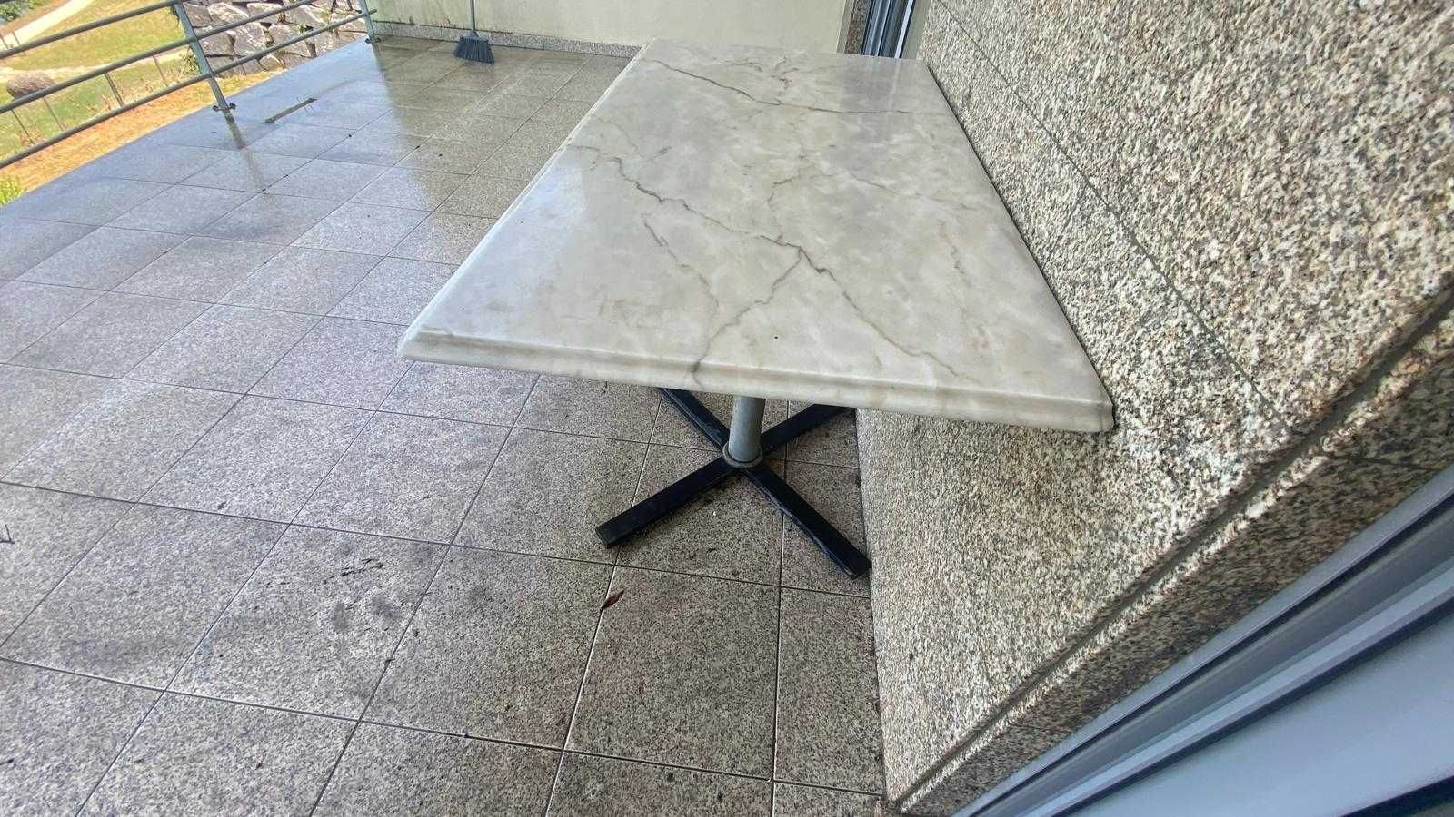 Vendo mesa de pedra mármore ( intacta)
