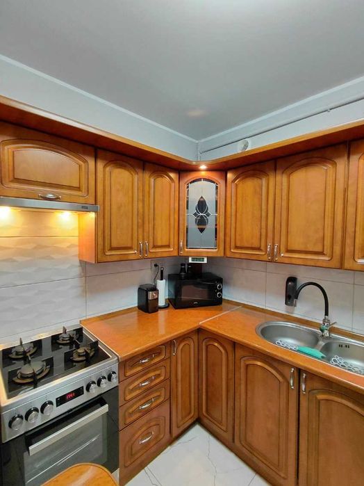 Komplet mebli kuchennych wraz z wyposażeniem.