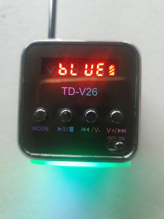 Radio male z akumulatorem prawie mowe