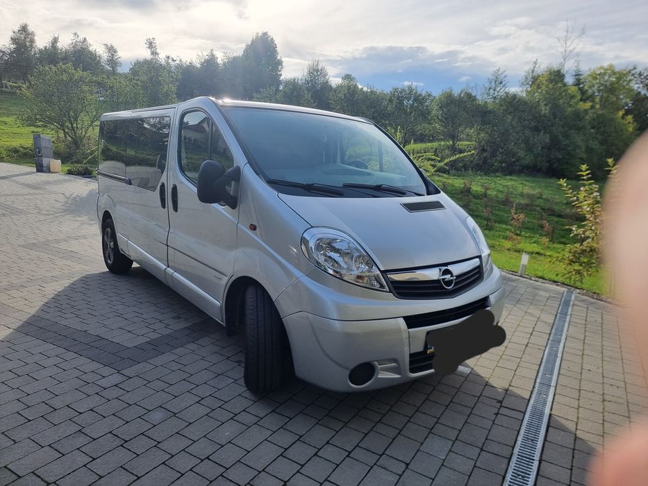 Opel vivaro 9 osób  2.0 d 2012r nawiewy klima alufelgi