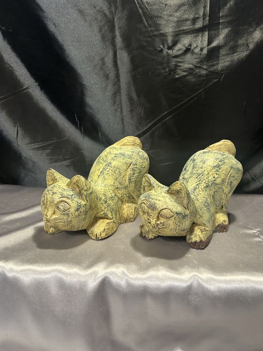 Zestaw 2 Drewnianych Kotów – Artystyczna Rzeźba z Charakterem