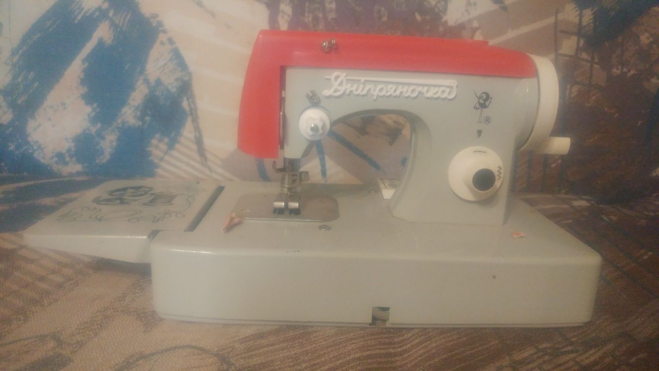 Детская двухоперационая швейная машинка ссср
