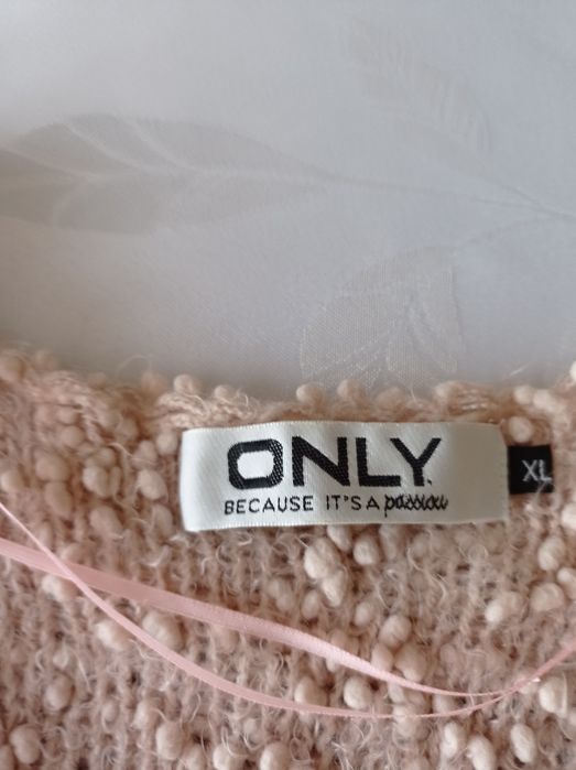 Kardigan z boucle w kolorze delikatnego różu z rękawem 3/4 dlugosci