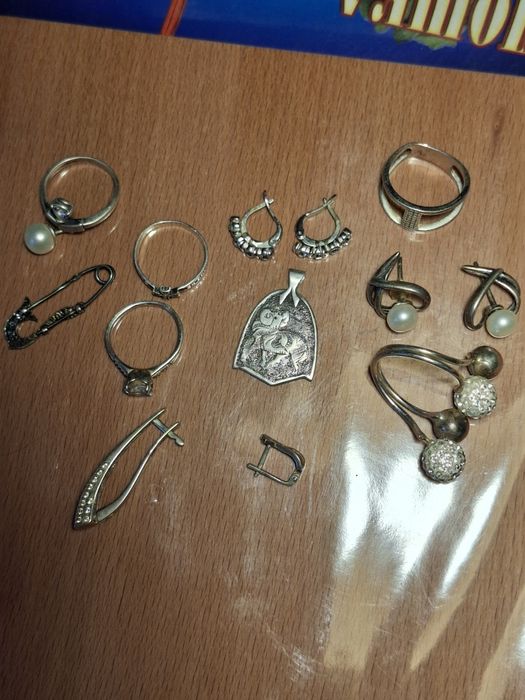 Продам серебрянные изделия,серёжки,кольца ,подвестка ,цена разное.