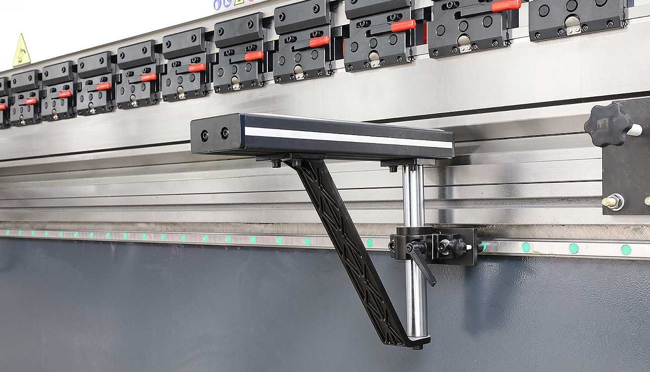 Hydrauliczna prasa krawędziowa CNC. Aktona DA53. 135t, 3200 mm.