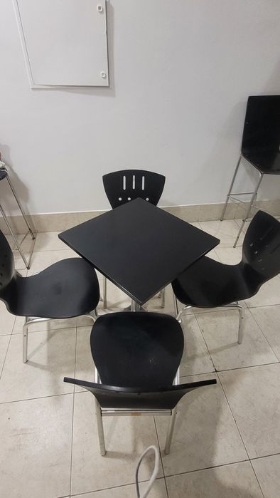 Conjunto 4 cadeiras e uma mesa