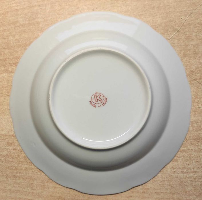 Тарелки глубокие и мелкие