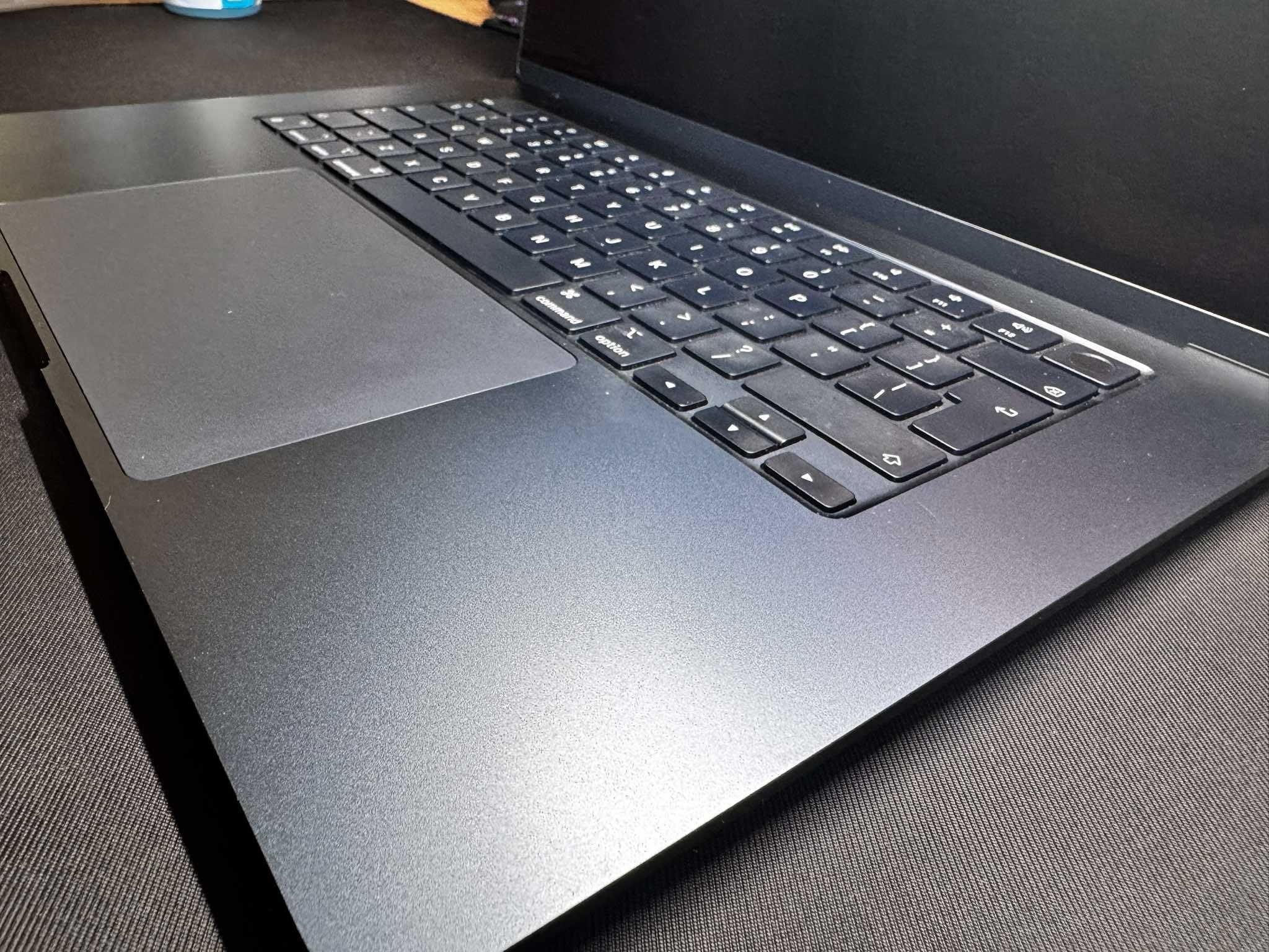 MacBook Air 15" M2 8/256 + Case UNIQ, GWARANCJA